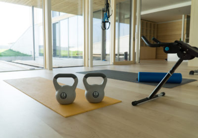 Weitzer Ahorn Canadisch Fitnessraum mit Kettlebel Querformat